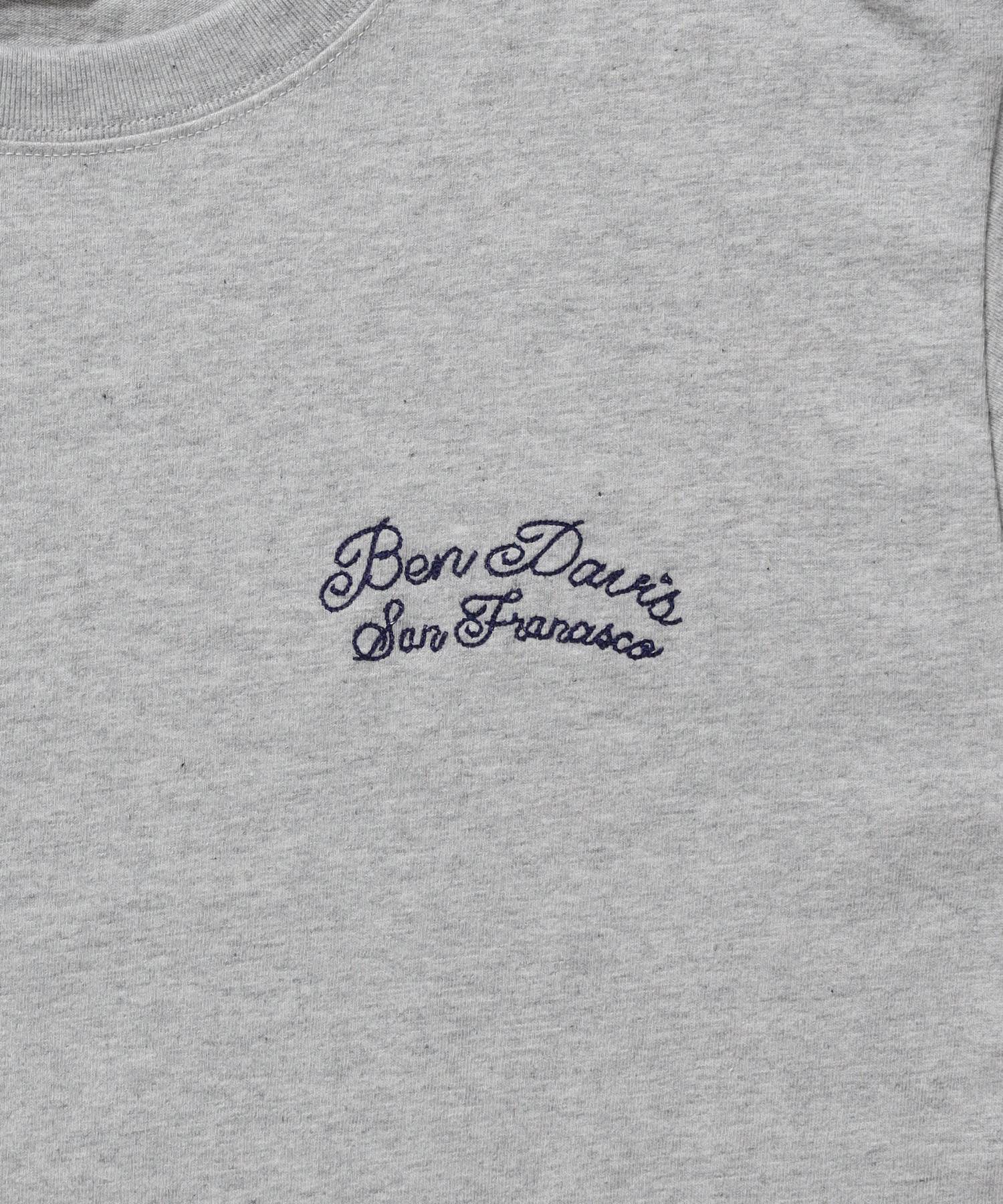 SCRIPT VNTG L/S TEE (REG) / ロンT 長袖 刺繍 ビスネーム ヴィンテージ加工 レギュラーフィット ユニセックス グレー