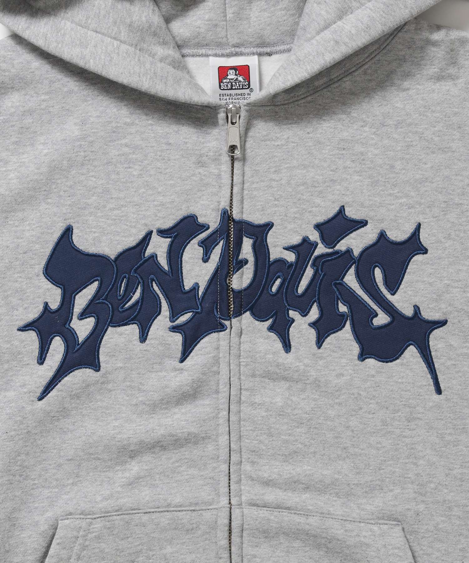 SPIKY LOGO ZIP HOODIE / ジップフーディ ツイルワッペン 刺繍 フロントロゴ 裏起毛 ストリート カジュアル ユニセックス