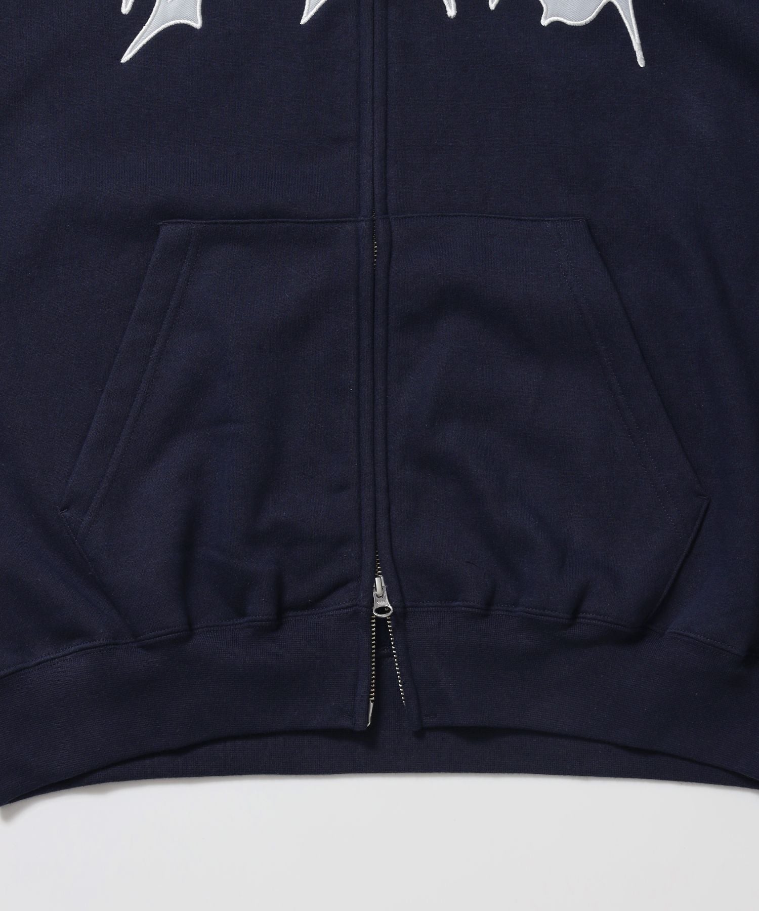 SPIKY LOGO ZIP HOODIE / ジップフーディ ツイルワッペン 刺繍 フロントロゴ 裏起毛 ストリート カジュアル ユニセックス