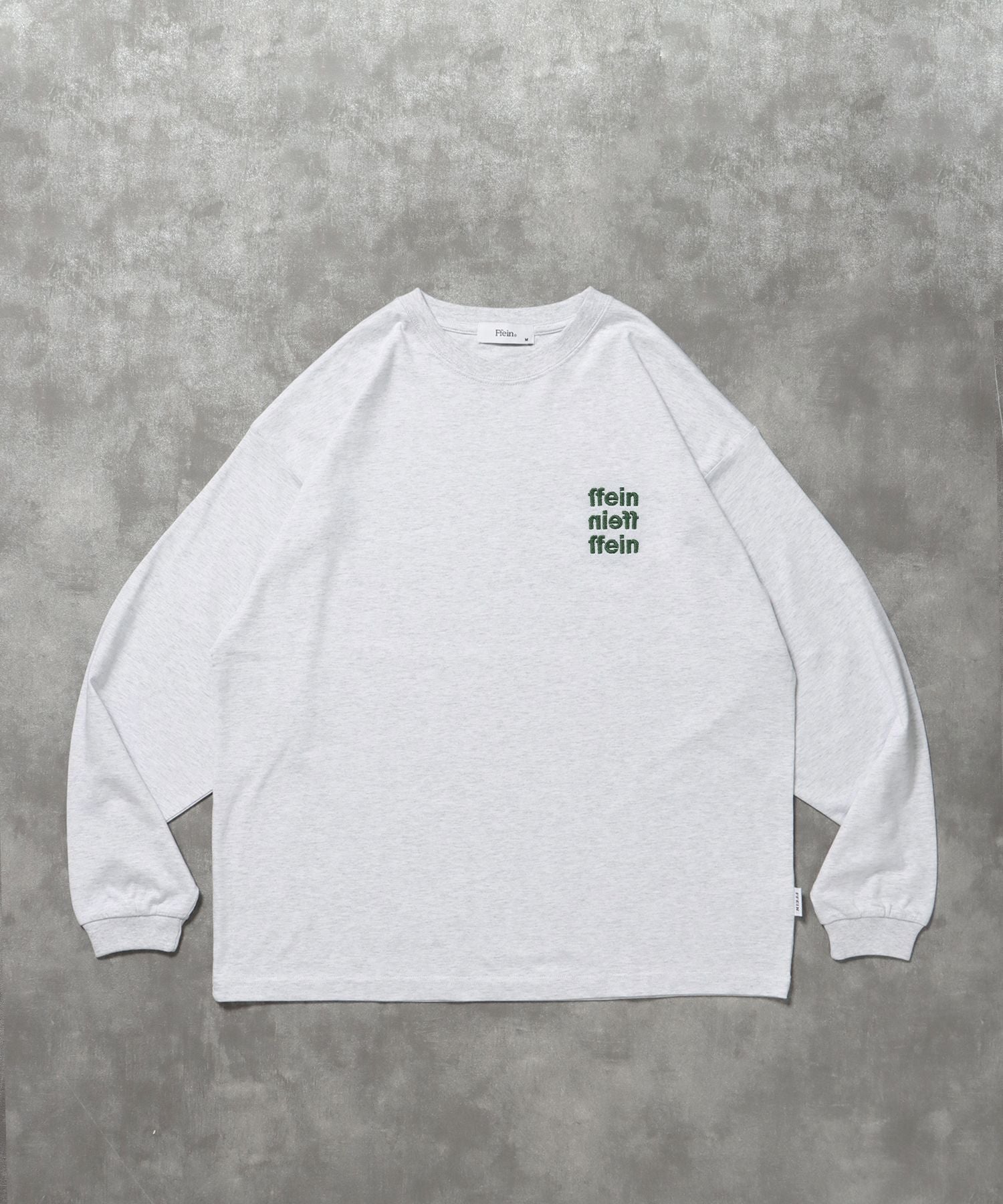【FFEIN(フェイン)】ワンポイント3段ロゴ刺繍ロンT / ユニセックス ロンT 長袖 刺繍 クルーネック オーバーサイズ アッシュグレー