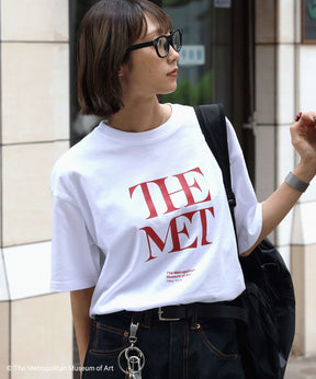 The MetデカロゴTシャツ / メトロポリタン美術館 半袖 クルーネック プリント ワンポイント 柄80