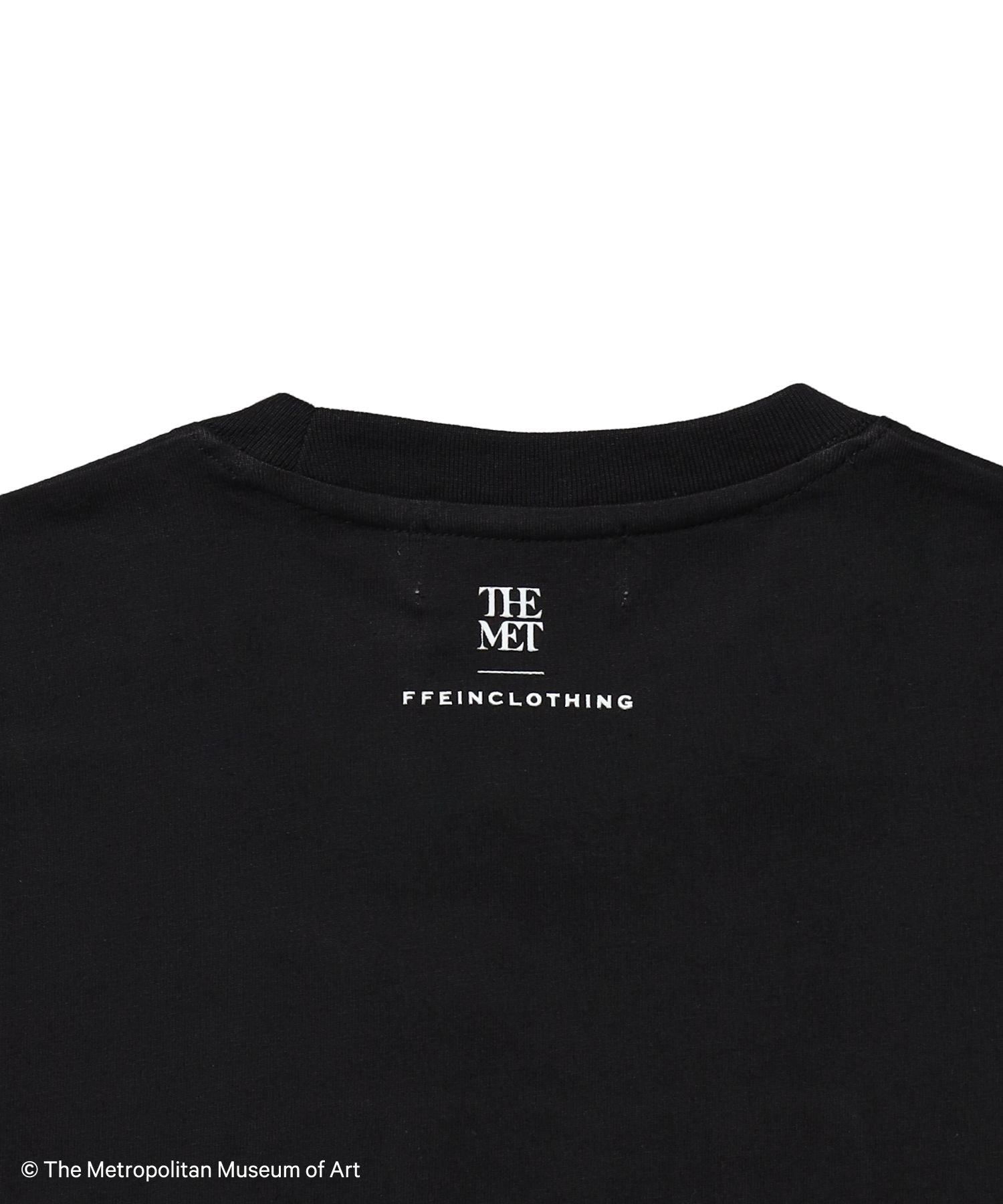 The MetデカロゴTシャツ / メトロポリタン美術館 半袖 クルーネック プリント ワンポイント ブラック