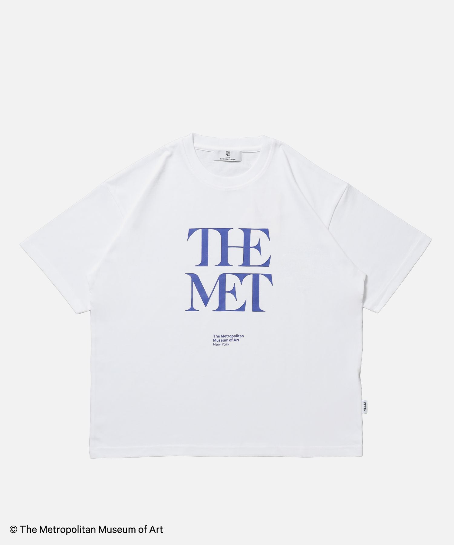 【FFEIN(フェイン)】The MetデカロゴTシャツ / メトロポリタン美術館 半袖 クルーネック プリント ワンポイント ホワイト