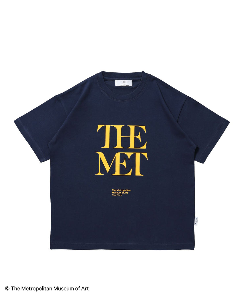 【FFEIN(フェイン)】The MetデカロゴTシャツ / メトロポリタン美術館 半袖 クルーネック プリント ワンポイント ネイビー