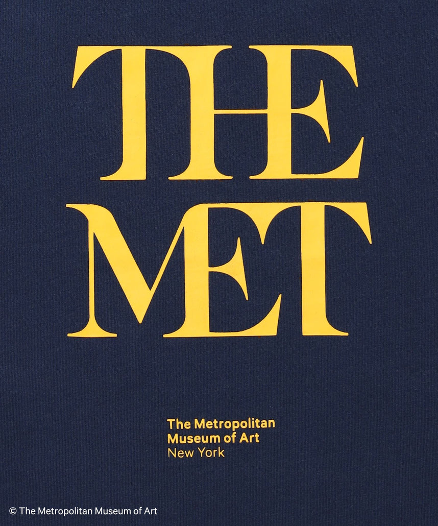 The MetデカロゴTシャツ / メトロポリタン美術館 半袖 クルーネック プリント ワンポイント ネイビー