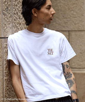 The MetワンポイントTシャツ / メトロポリタン美術館 半袖 クルーネック プリント ワンポイント 柄80