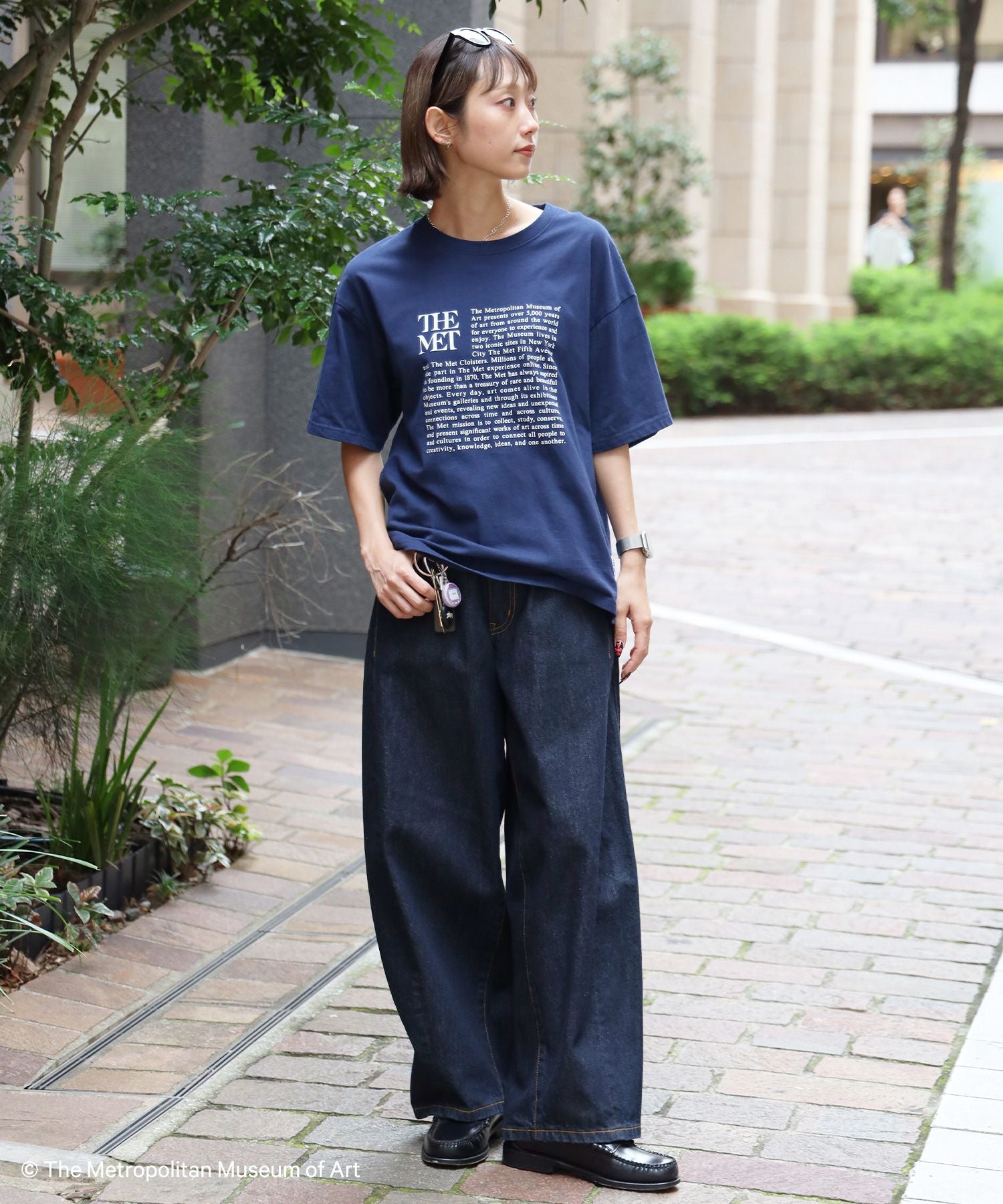 The Met小文字グラフィックTシャツ / メトロポリタン美術館 半袖 クルーネック プリント ワンポイント ネイビー