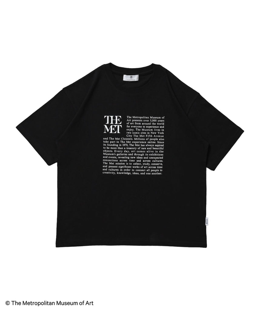 【FFEIN(フェイン)】The Met小文字グラフィックTシャツ / メトロポリタン美術館 半袖 クルーネック プリント ワンポイント ブラック