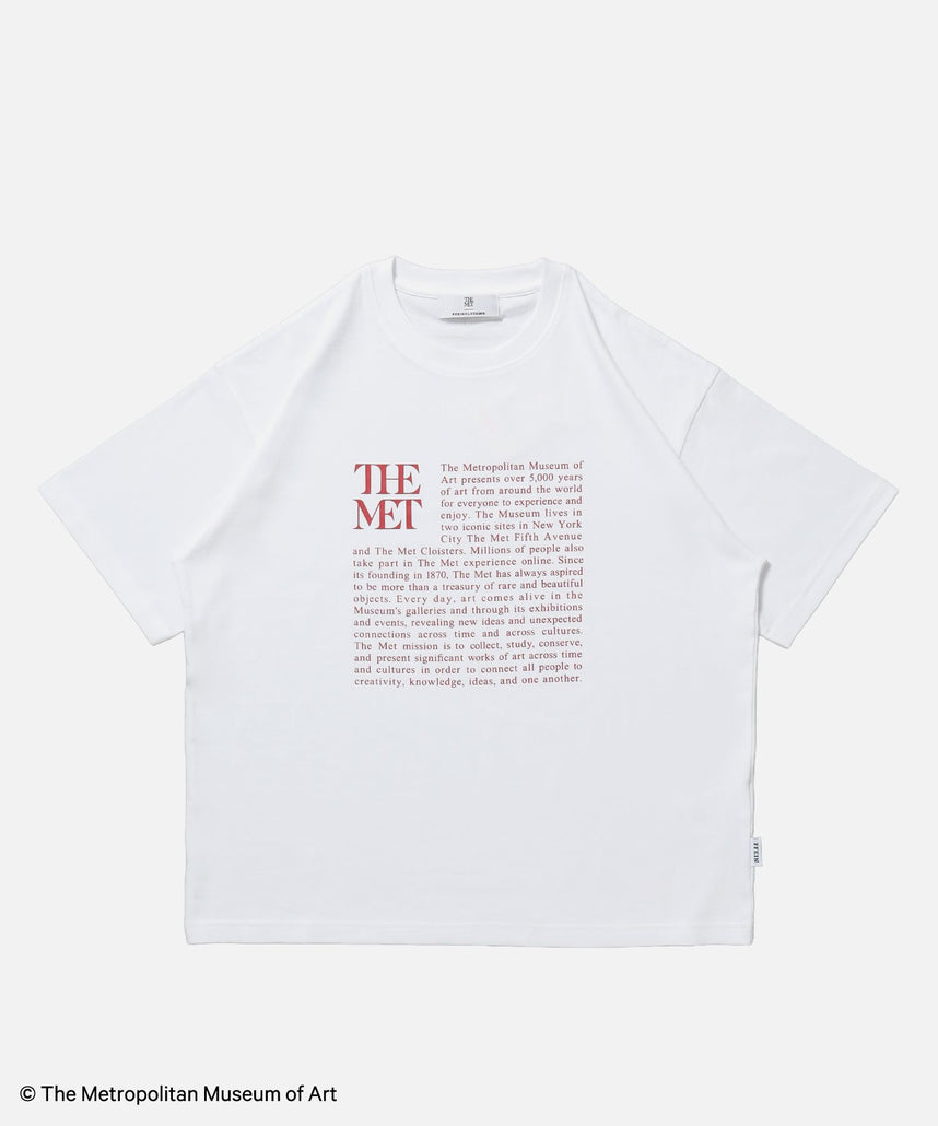 【FFEIN(フェイン)】The Met小文字グラフィックTシャツ / メトロポリタン美術館 半袖 クルーネック プリント ワンポイント ホワイト