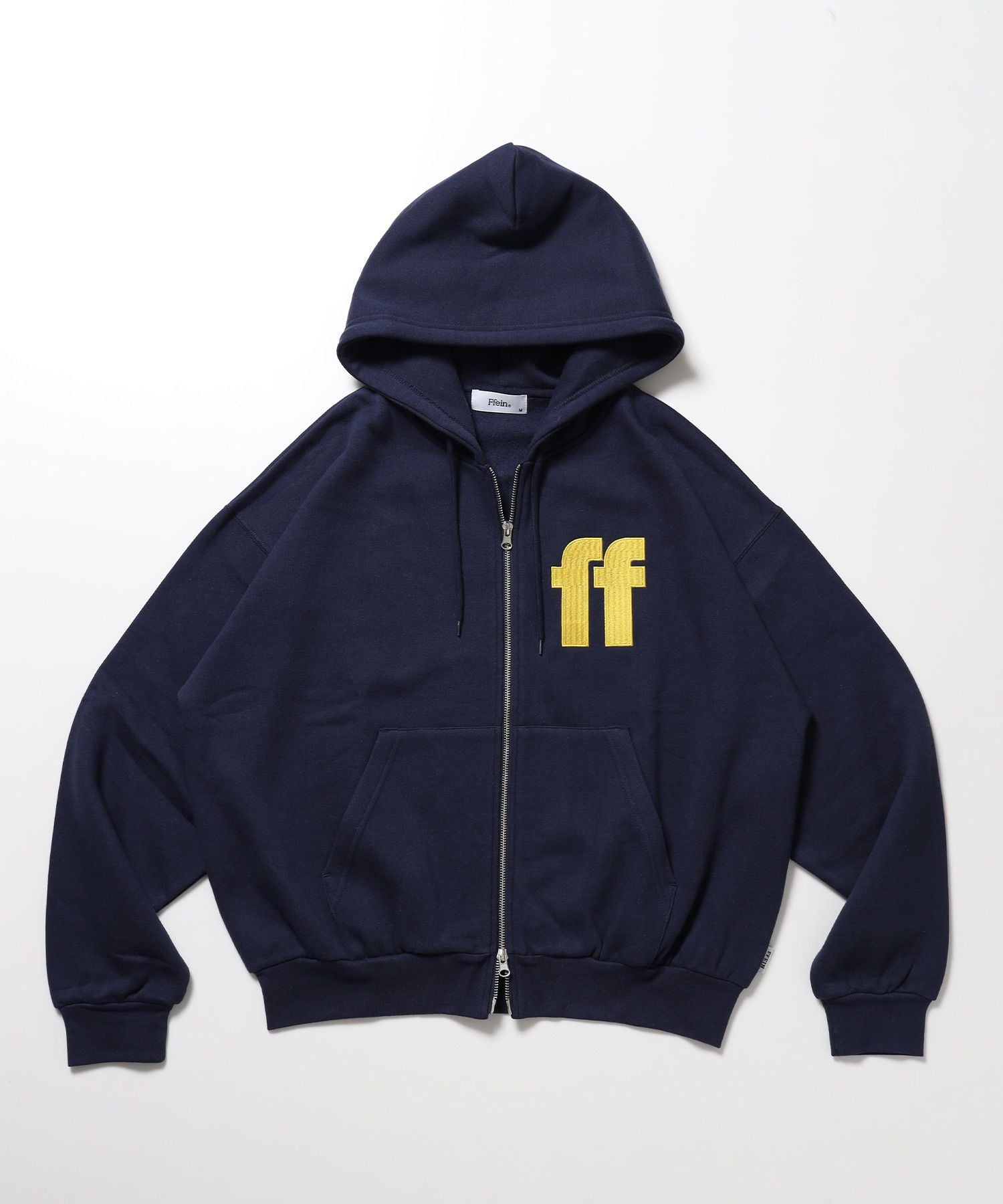 【FFEIN(フェイン)】ヘビーウエイトデカワンポイント刺繍立体フードジップパーカー / フーディ ジップアップ ロゴ刺繍 ユニセックス 秋冬 ダークネイビー