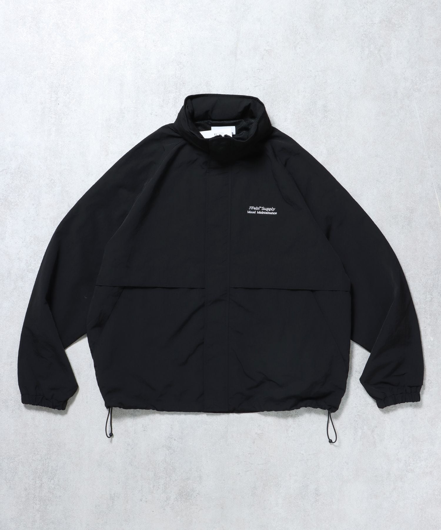 【FFEIN(フェイン)】【撥水加工】FFEIN(フェイン)2WAY フード収納ナイロンブルゾン / ナイロン 2WAYアウター 撥水加工 ジャケット 刺繍 ユニセックス ブラック