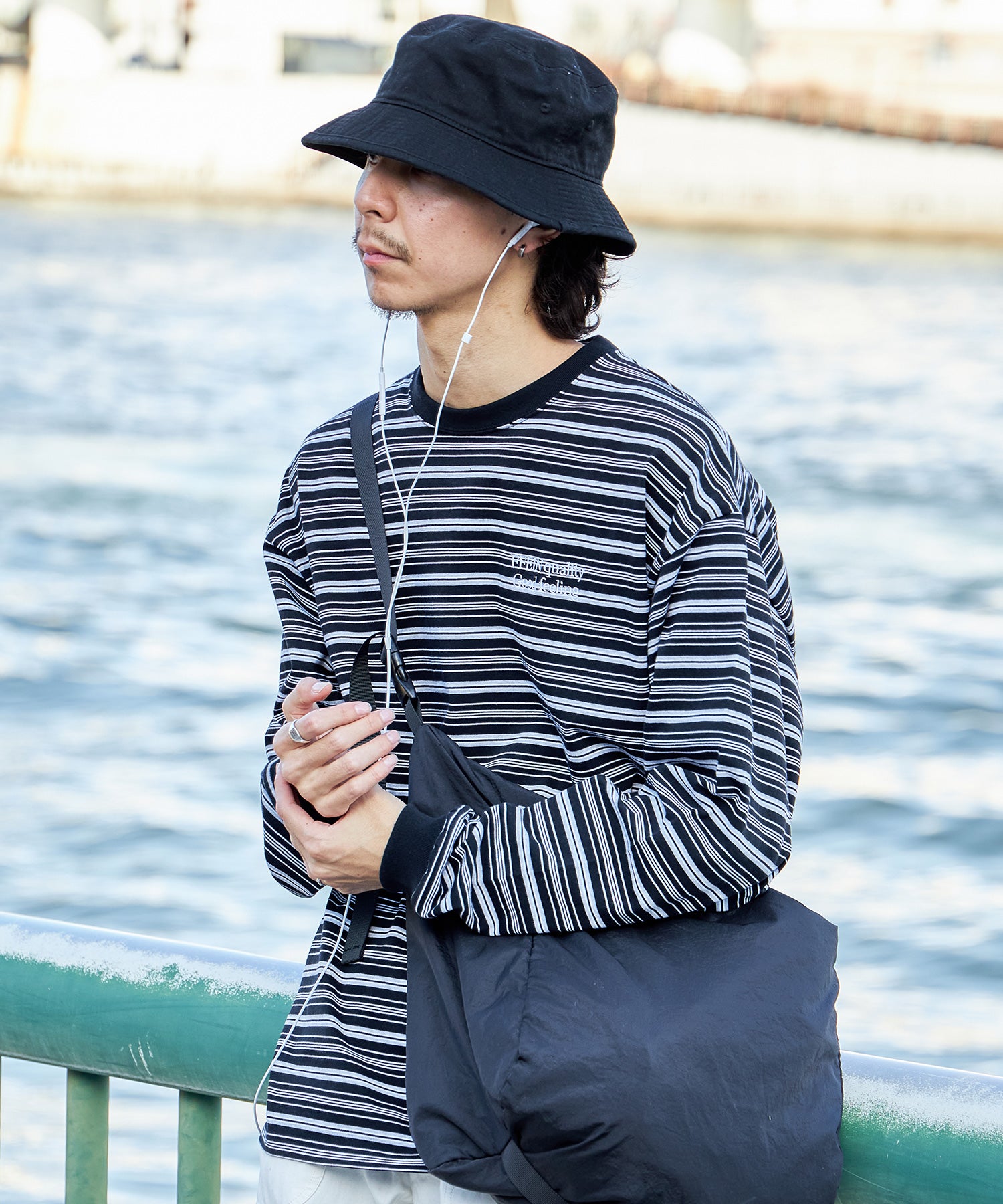 ロゴ刺繍マルチボーダーロングスリーブTシャツ ブラック