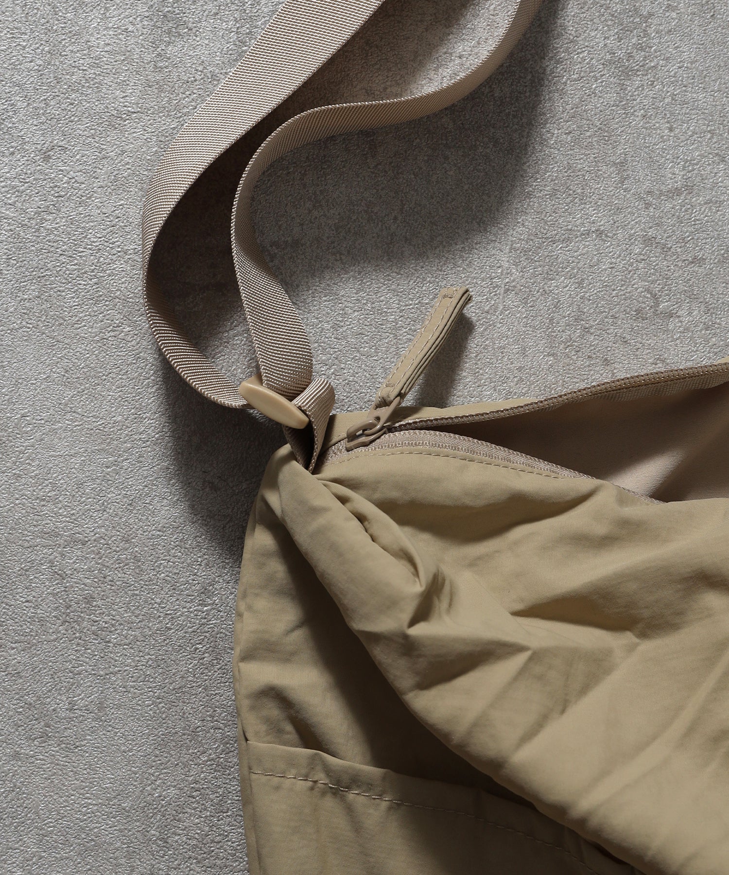 ナイロンビックショルダーバック ベージュ