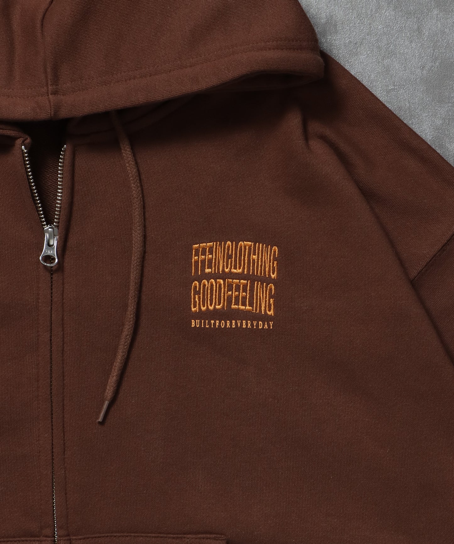 ヘビーウエイト3段ロゴメッセージジップパーカー / ジップ パーカー 裏毛 フーディ プルオーバー ブラウン