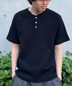 ※WEB限定 / 半袖 ヘンリーネック ラグラン ワンポイント ユニセックス レイヤード / sqnz thermal metal button tee ブラック