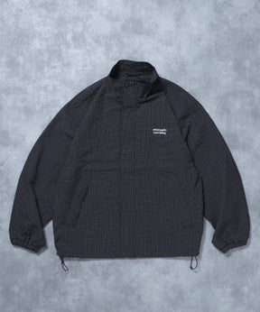 スタンドカラーナイロンジップアップジャケット / オーバージャケット フルジップ 刺繍 ワンポイント ノームコア 柄01