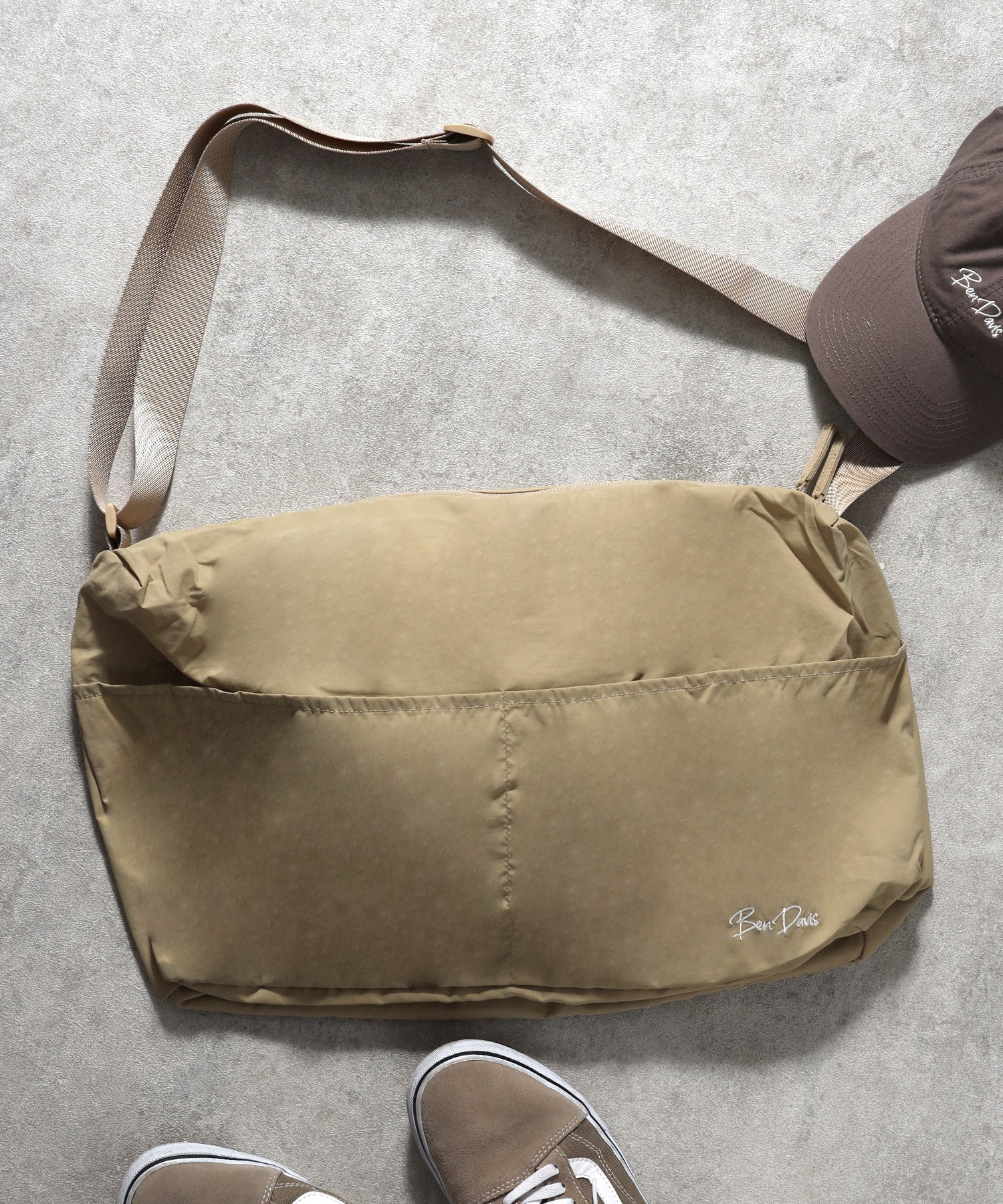 ナイロンビックショルダーバック ベージュ