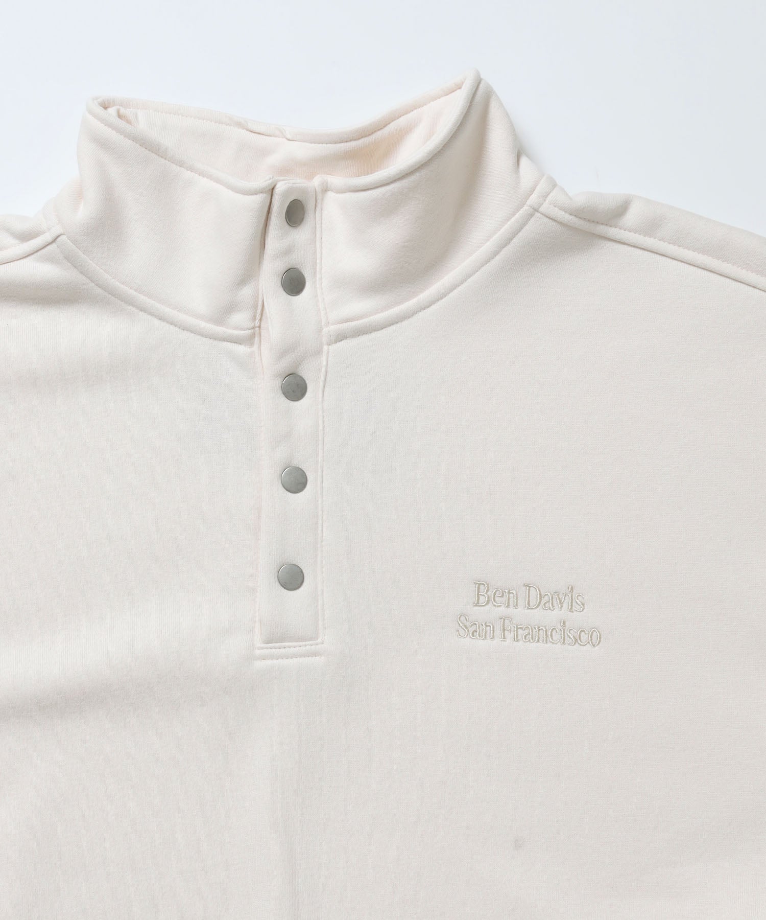 BD SWEAT SNAP P/O / スウェット ハイネック ボタン 裏起毛 ワンポイント刺繍 ユニセックス オフホワイト