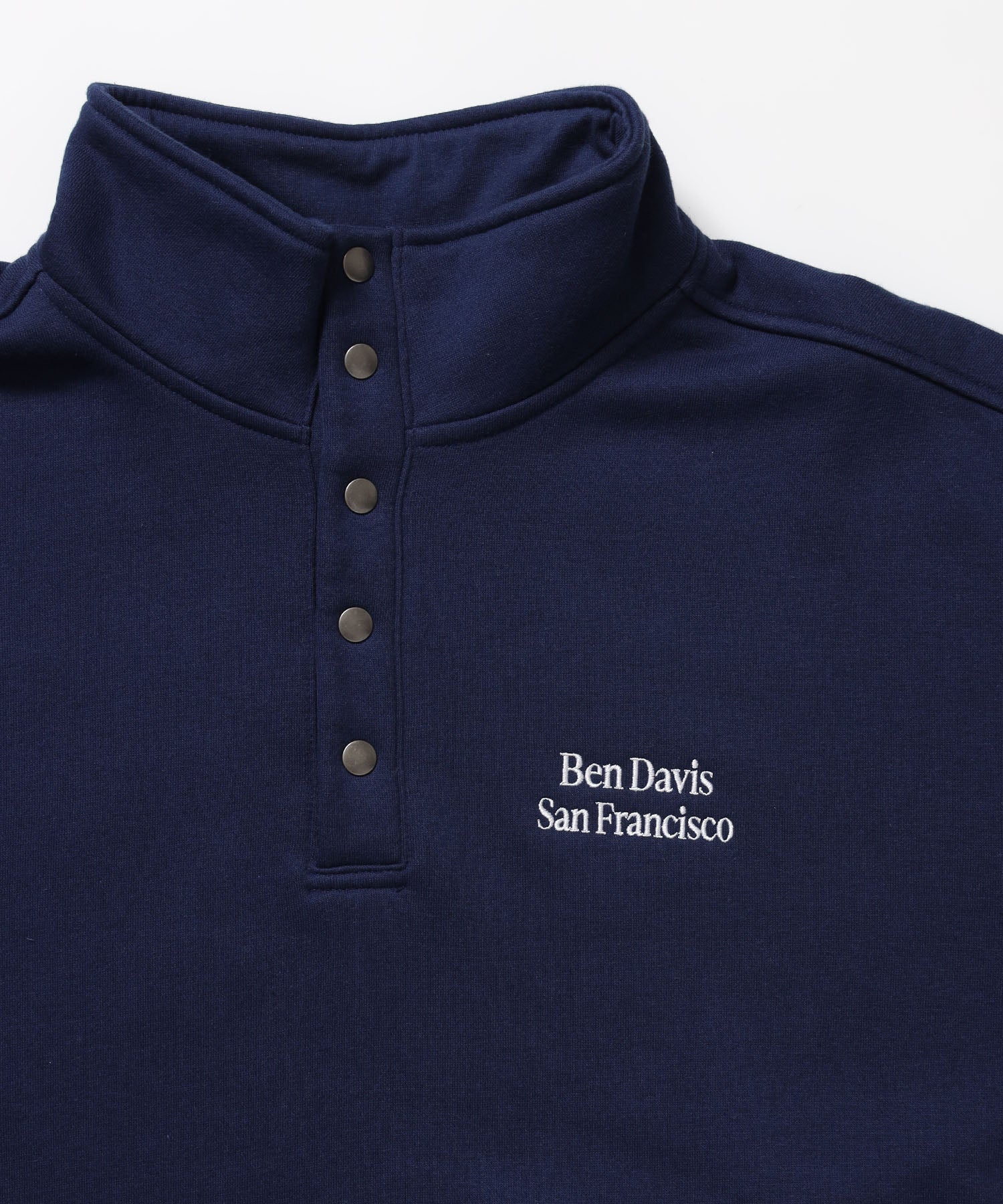 BD SWEAT SNAP P/O / スウェット ハイネック ボタン 裏起毛 ワンポイント刺繍 ユニセックス ネイビー
