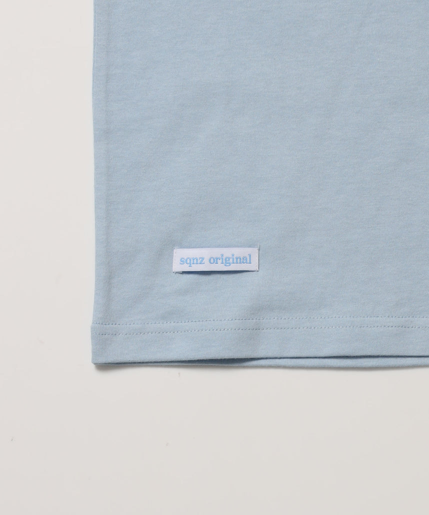 ※WEB限定 / ユニセックス / ロゴ加工風スタッズ半袖Tシャツ / sqnz studs faint logo tee / ライトブルー