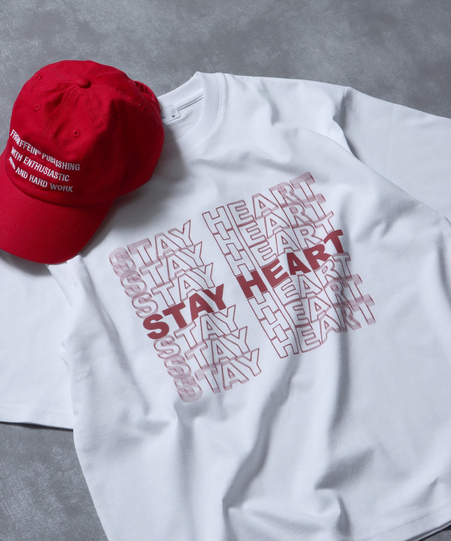 メッセージロゴショート丈Tシャツ / ぼかしロゴ Tシャツ 短丈 クルーネック 半袖 ホワイト×レッド