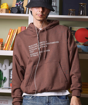 ヘビーウエイトメッセージプルパーカー / プルオーバー パーカー 裏毛 プリント フーディ ブラウン