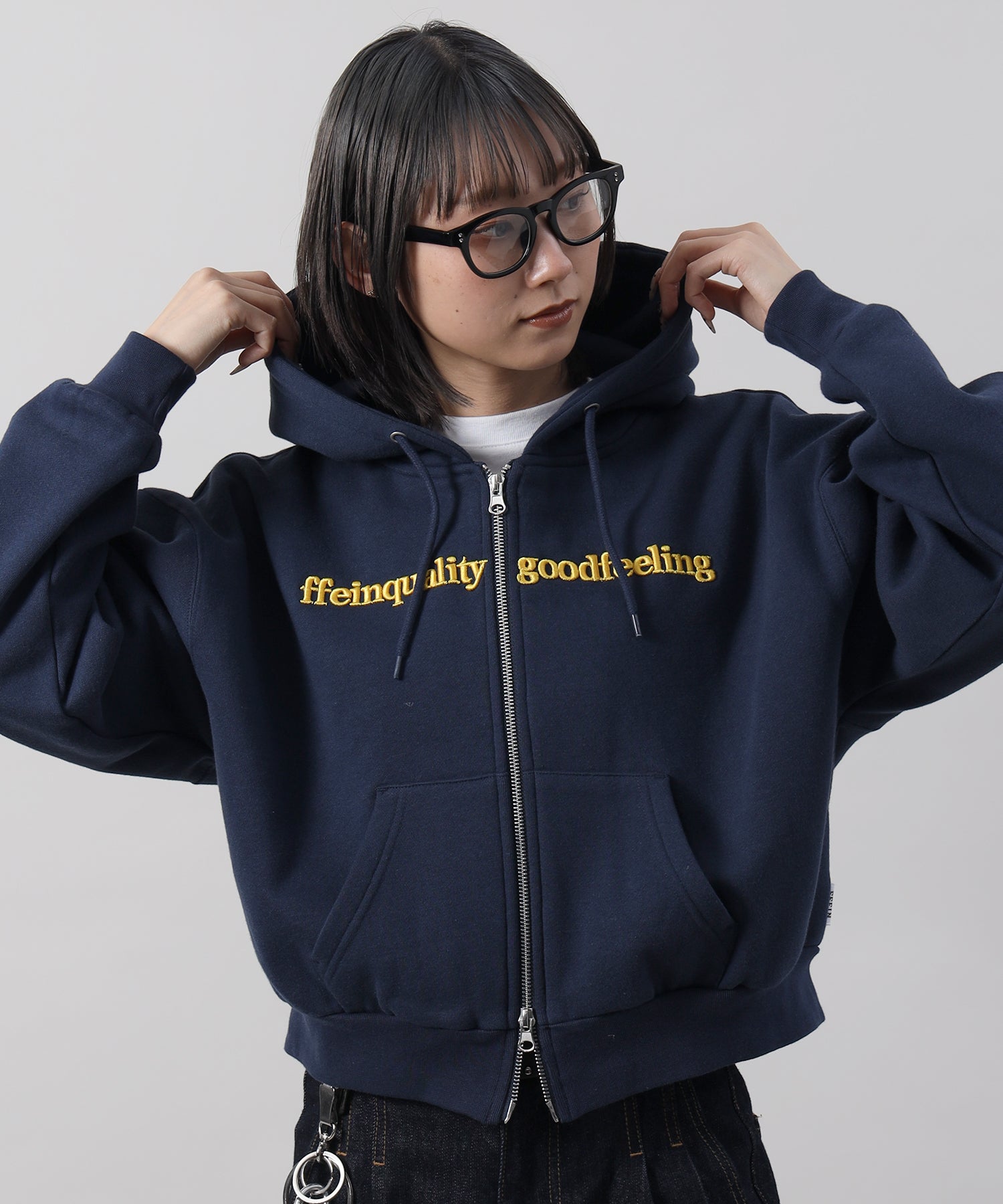 FFEIN(フェイン)】センター3D刺繍立体フードショート丈ZIPパーカー