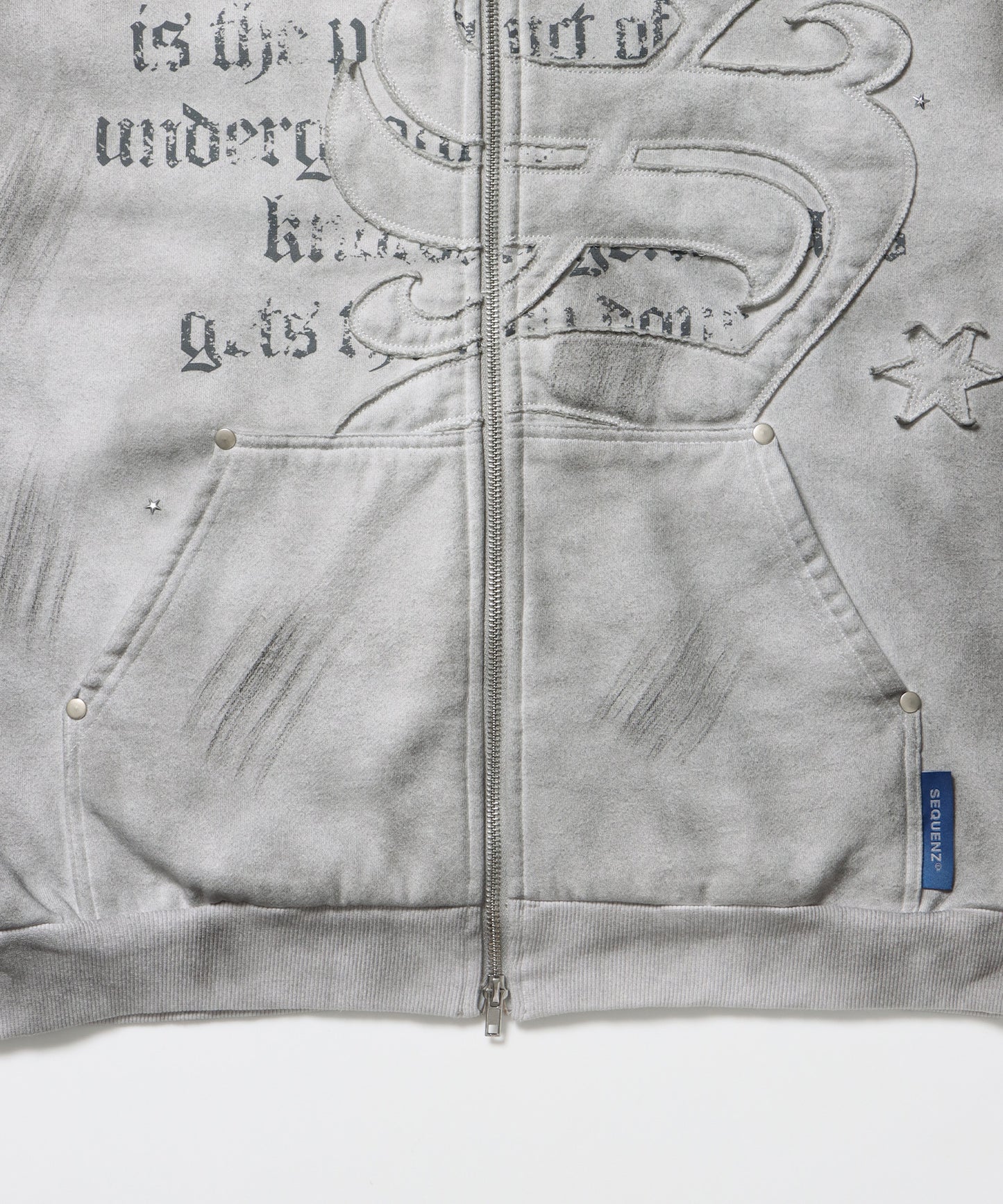SQNZ ZIP P/K / ジップパーカー 裏起毛 フーディ スタッズ 加工 ワッペン プリント ライトグレー