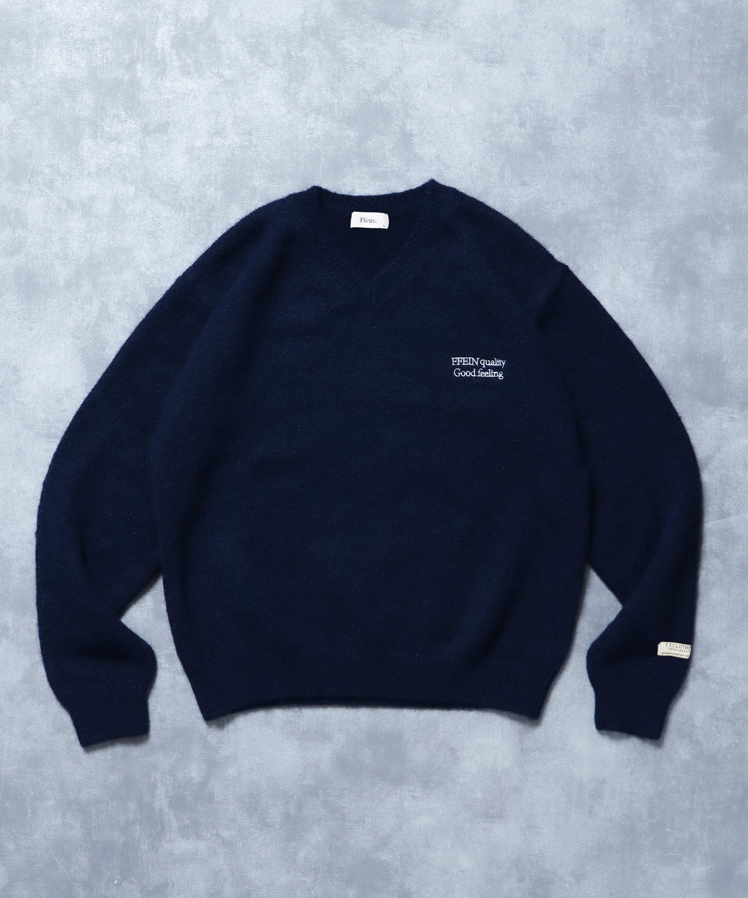 ワンポイントVネックウール混ニット / ウール ニット Vネック 短丈 刺繍 ワンポイント ネイビー