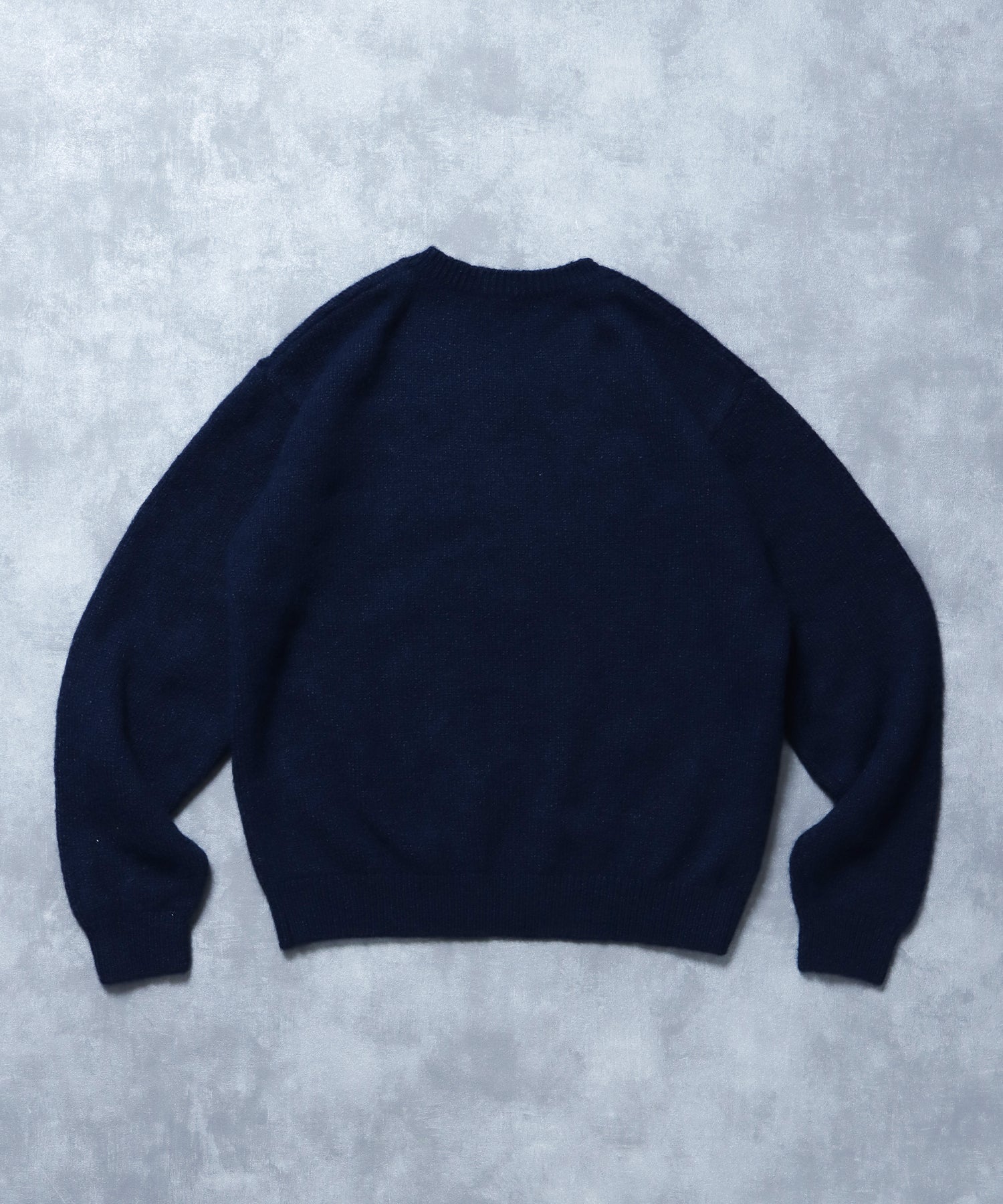 ワンポイントVネックウール混ニット / ウール ニット Vネック 短丈 刺繍 ワンポイント ネイビー