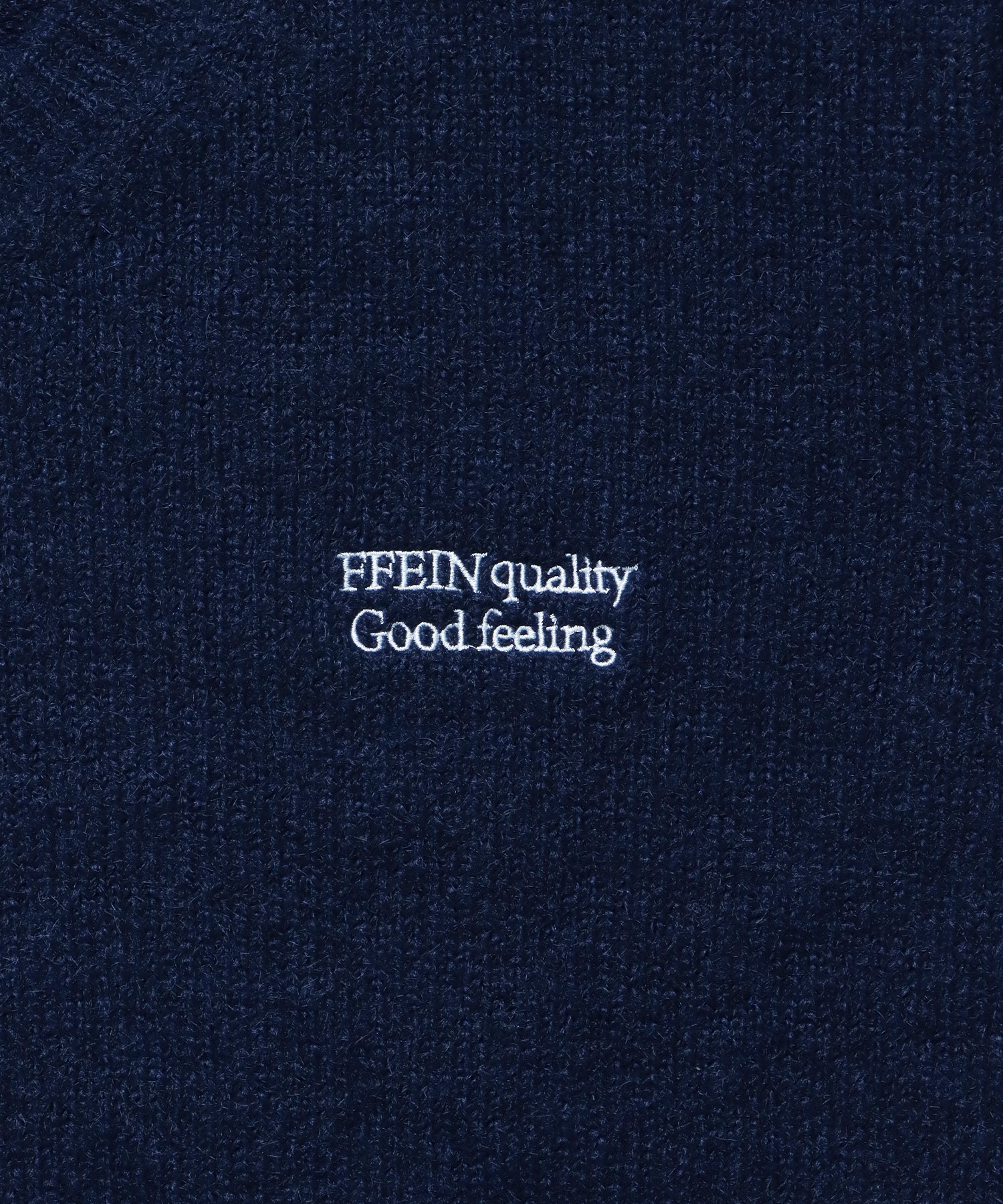 ワンポイントVネックウール混ニット / ウール ニット Vネック 短丈 刺繍 ワンポイント ネイビー