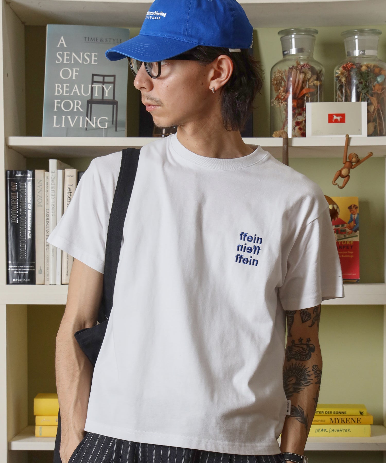ワンポイント3段ロゴ刺繍ショート丈Tシャツ / Tシャツ クルーネック 半袖 刺繍 ワンポイント シンプル 【短丈】 ホワイト