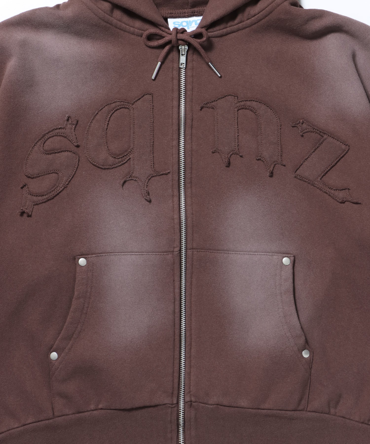 sqnz washed wappen zip p/k / フェード ジップパーカー スタッズ フルジップ オーバーサイズ ヴィンテージライク センターロゴ 裏起毛 ダークブラウン