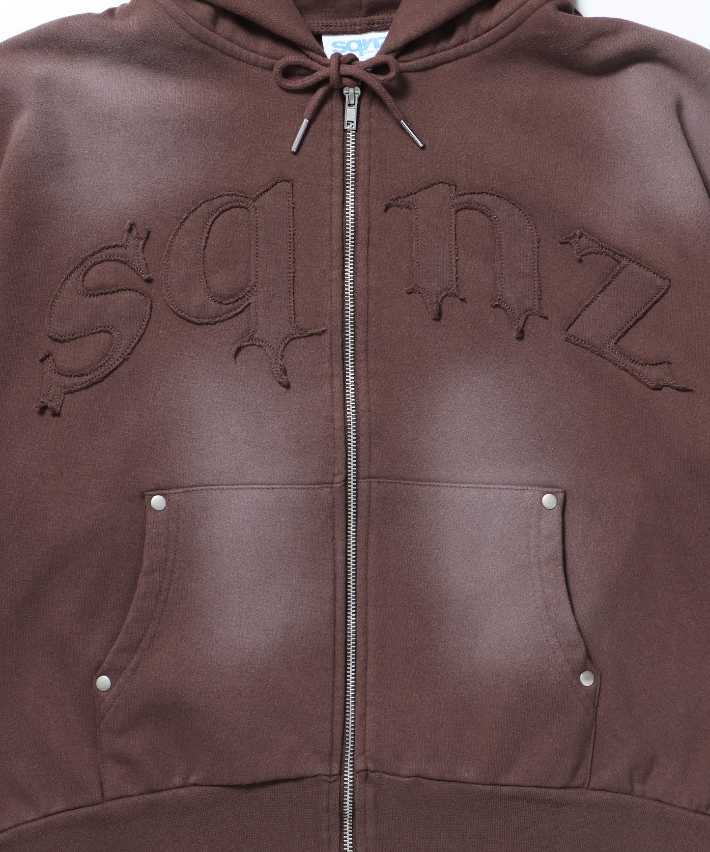sqnz washed wappen zip p/k / フェード ジップパーカー スタッズ フルジップ オーバーサイズ ヴィンテージライク センターロゴ 裏起毛 ダークブラウン