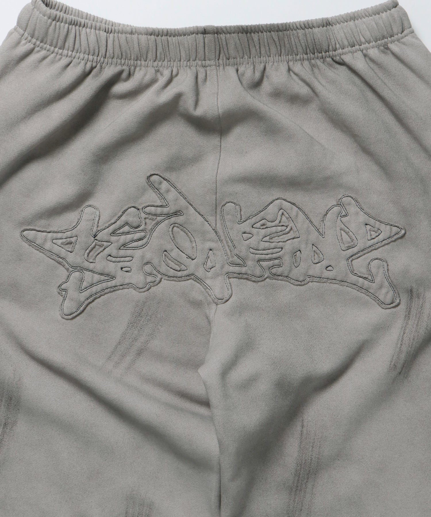 LOGO APPLIQUE SWEAT PANTS / フェード スウェット オーバーサイズ ヴィンテージライク 裏起毛 ライトグレー