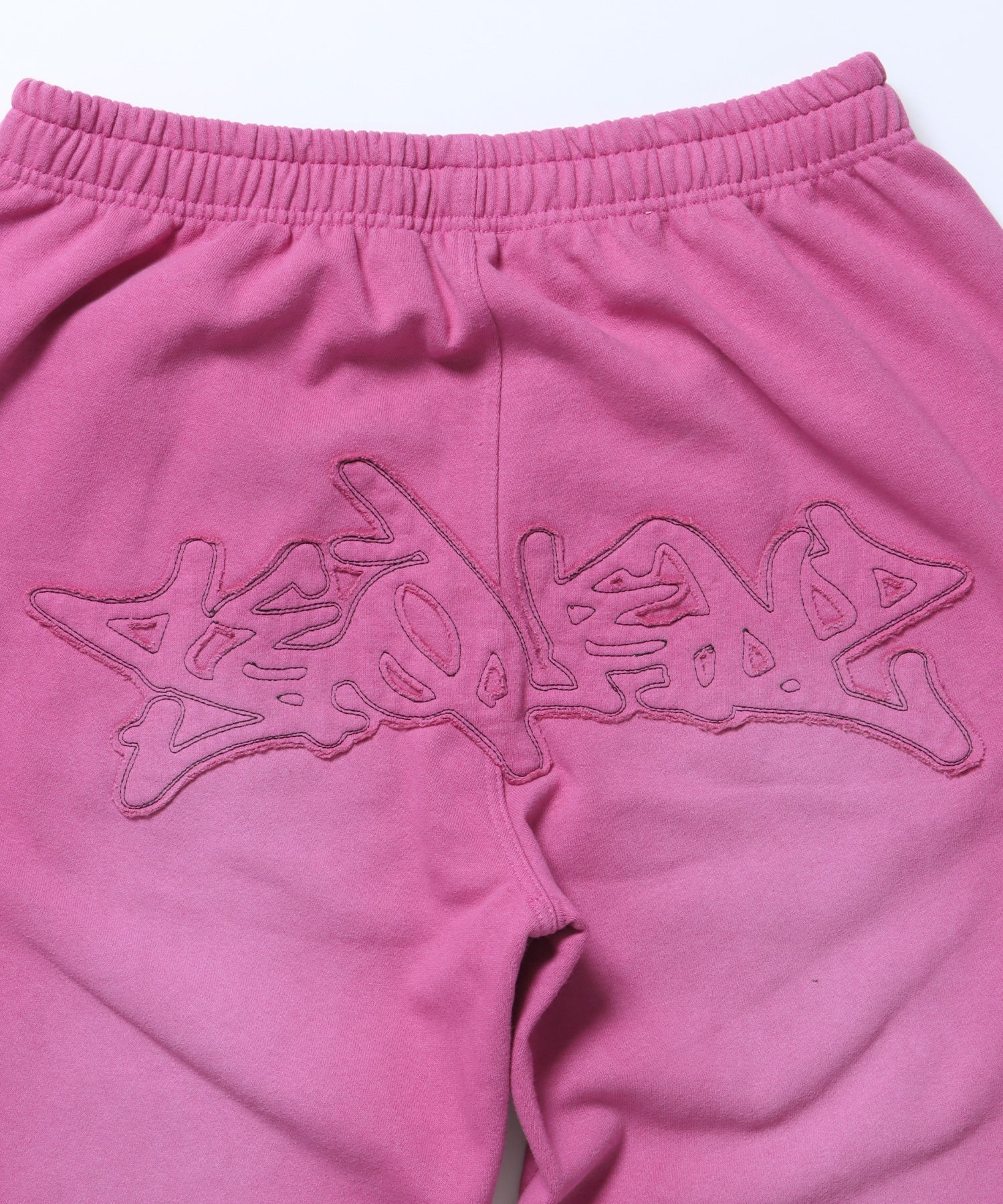 LOGO APPLIQUE SWEAT PANTS / フェード スウェット オーバーサイズ ヴィンテージライク 裏起毛 ピンク