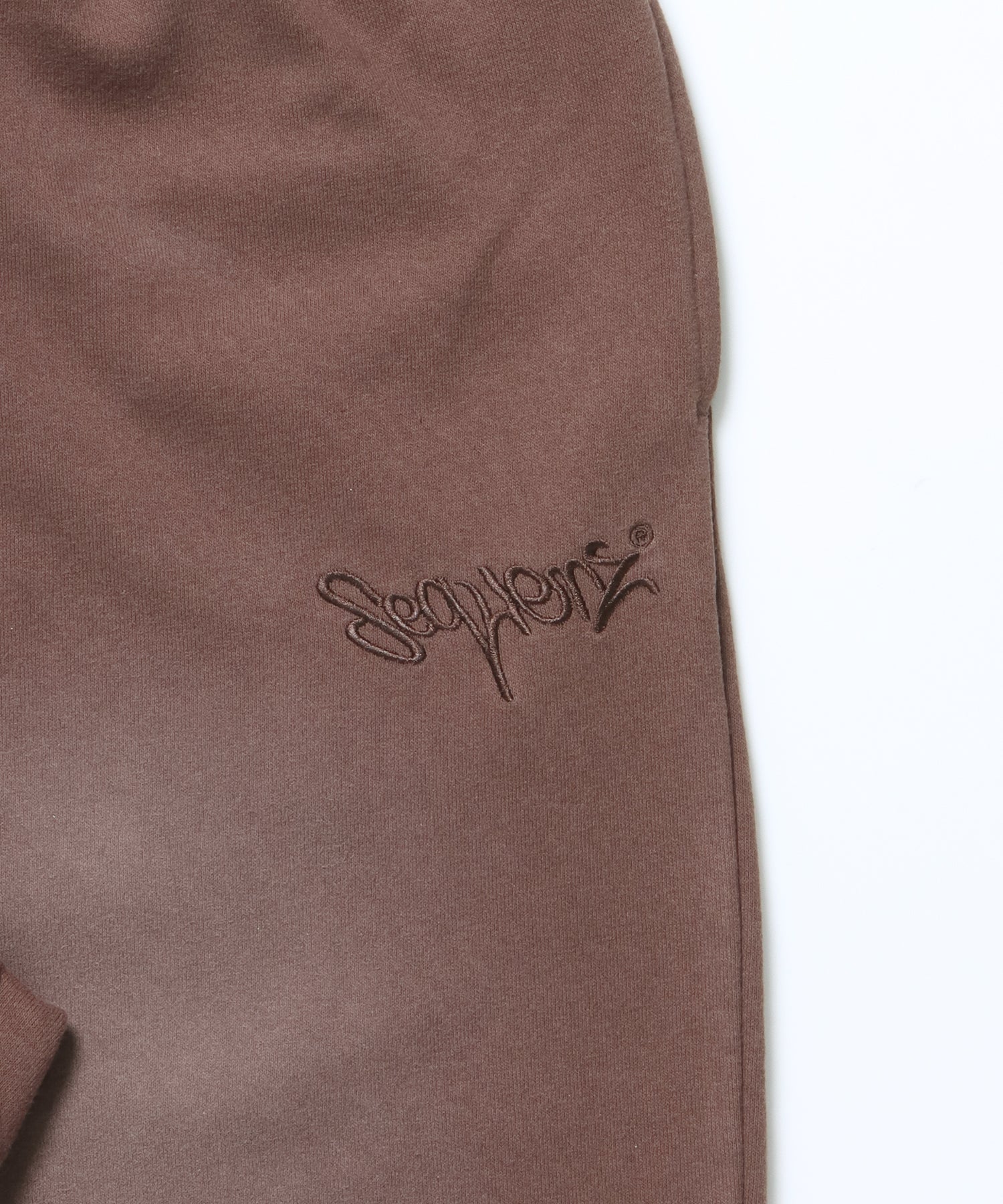 LOGO APPLIQUE SWEAT PANTS / フェード スウェット オーバーサイズ ヴィンテージライク 裏起毛 ダークブラウン