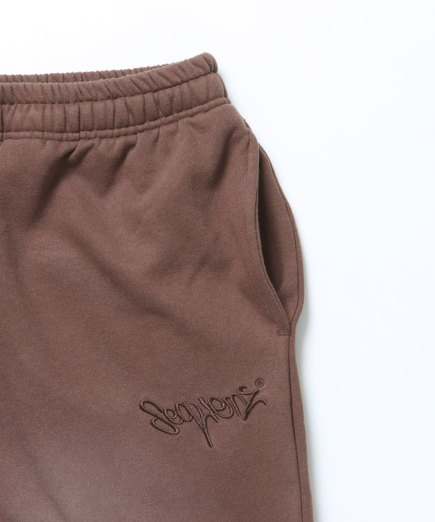 LOGO APPLIQUE SWEAT PANTS / フェード スウェット オーバーサイズ ヴィンテージライク 裏起毛 ダークブラウン