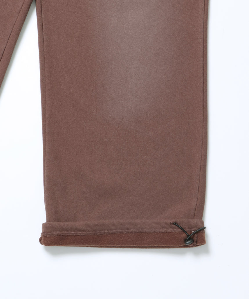 LOGO APPLIQUE SWEAT PANTS / フェード スウェット オーバーサイズ ヴィンテージライク 裏起毛 ダークブラウン