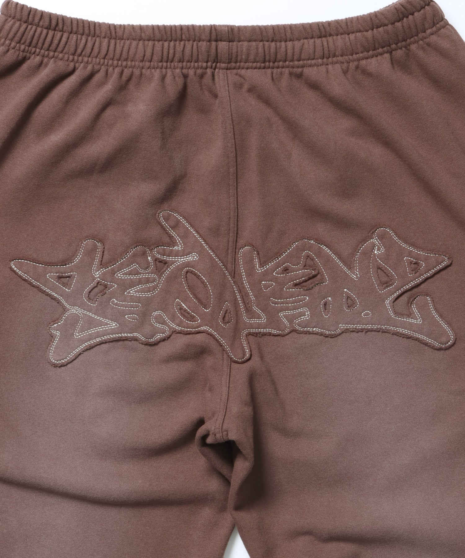LOGO APPLIQUE SWEAT PANTS / フェード スウェット オーバーサイズ ヴィンテージライク 裏起毛 ダークブラウン