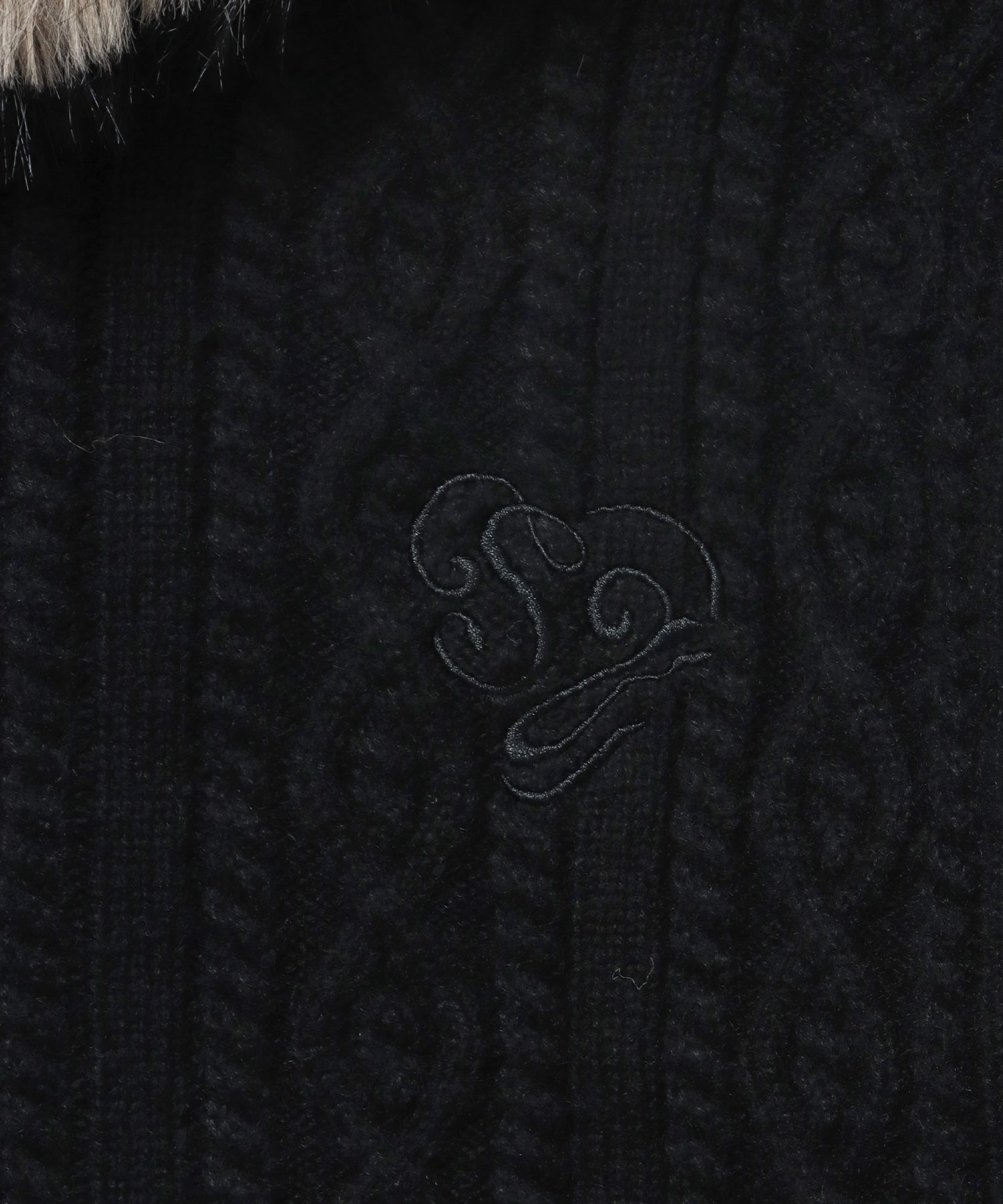 FUR CABLE KNIT ZIP-UP HOODIE / ニット ジップパーカー 刺繍 ファー ケーブルニット ブラック