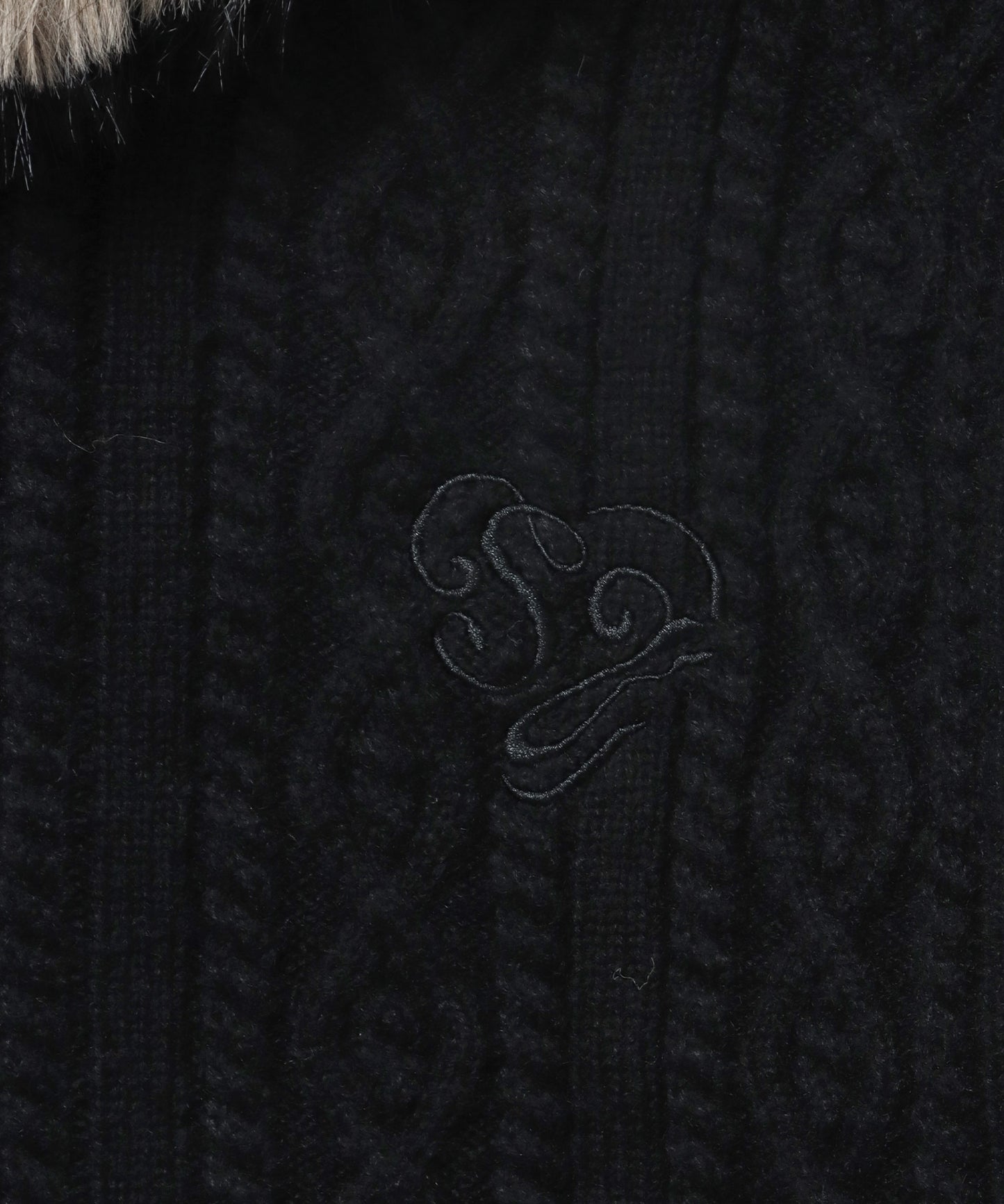 FUR CABLE KNIT ZIP-UP HOODIE / ニット ジップパーカー 刺繍 ファー ケーブルニット ブラック