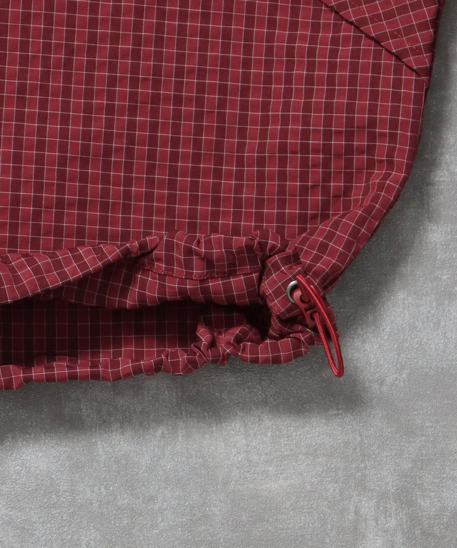 3段ロゴチェックマウンテンパーカー / ダブルジップ フーディ アウター ワンポイント レッド