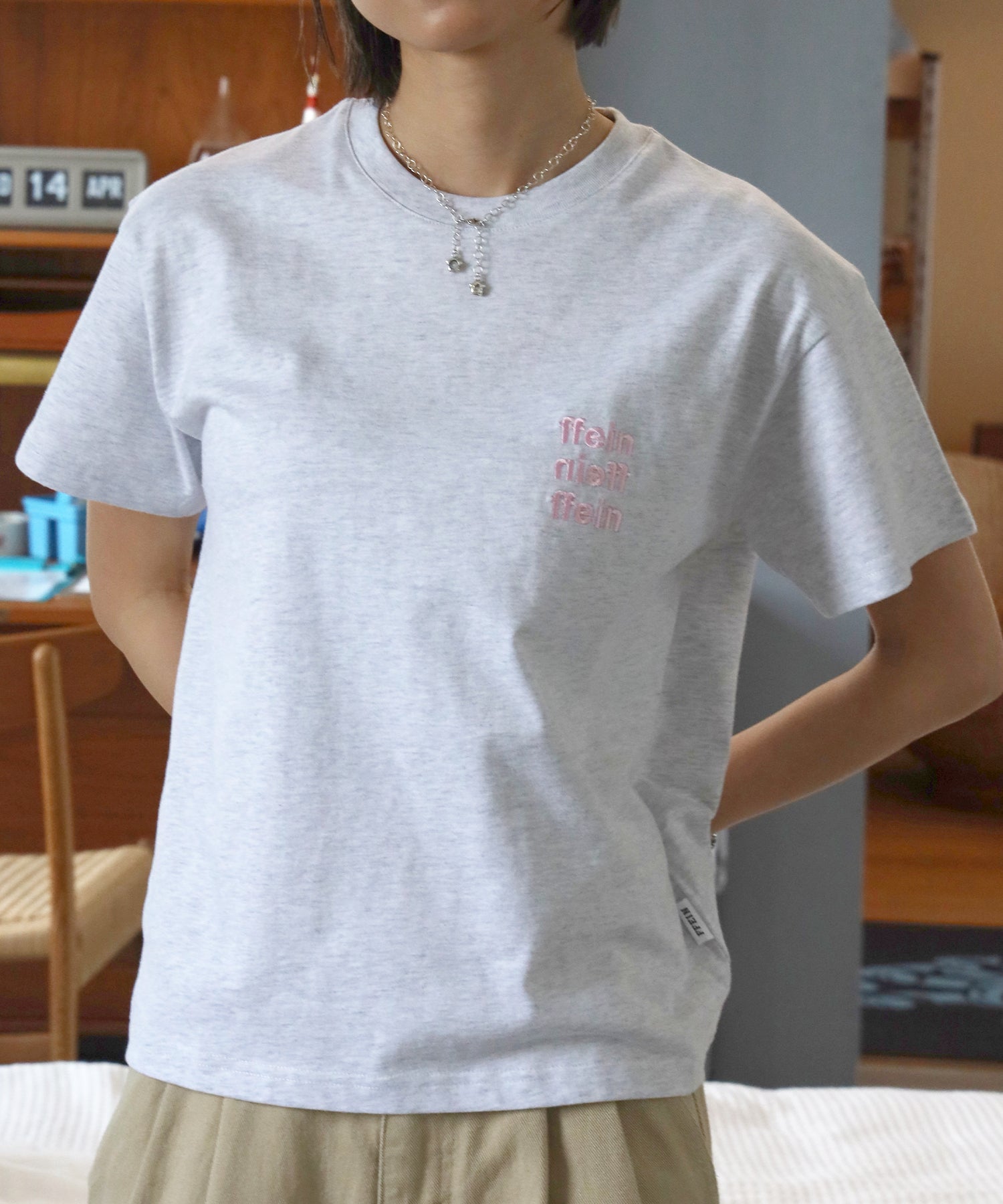 ワンポイント3段ロゴ刺繍ショート丈Tシャツ / Tシャツ クルーネック 半袖 刺繍 ワンポイント シンプル 【短丈】 アッシュグレー