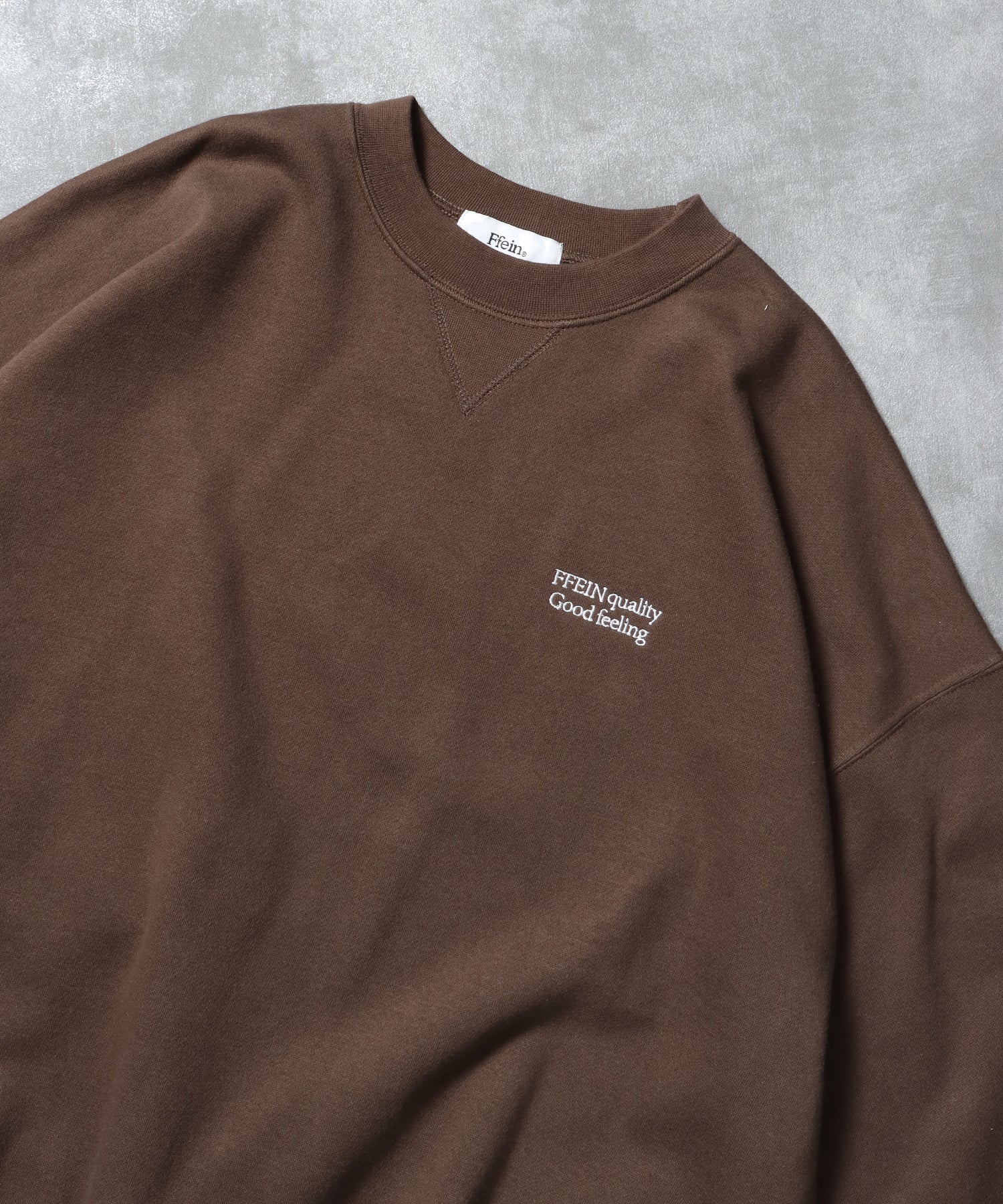 ワンポイントロゴプルオーバースウェット / 刺繍 ワンポイント シンプル ノームコア 綺麗目 シティガール シティボーイ 裏起毛 ブラウン