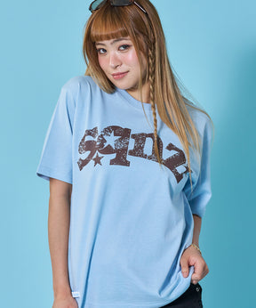 ※WEB限定 sqnz studs faint logo tee / 半袖 クルーネック プリント ワンポイント レイヤード ユニセックス スタッズ ライトブルー