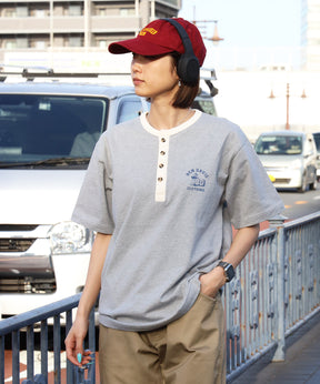 RINGER HENLEY TEE / Tシャツ 半袖 クルーネック ヘンリーネック ワンポイント クラシックフィット リンガー ワンポイント グレー