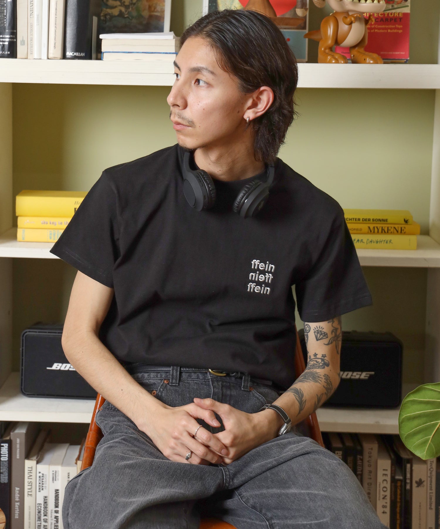 ワンポイント3段ロゴ刺繍ショート丈Tシャツ / Tシャツ クルーネック 半袖 刺繍 ワンポイント シンプル 【短丈】 ブラック