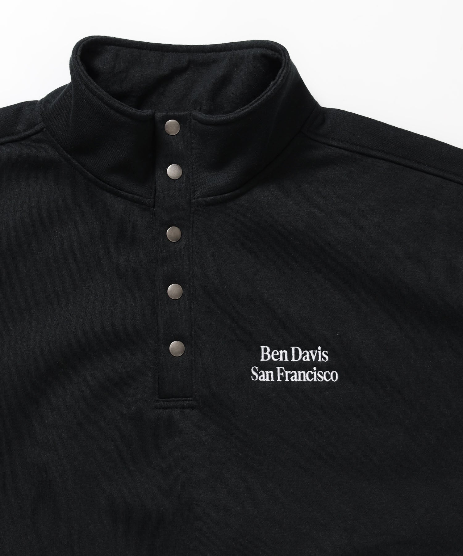 BD SWEAT SNAP P/O / スウェット ハイネック ボタン 裏起毛 ワンポイント刺繍 ユニセックス ブラック