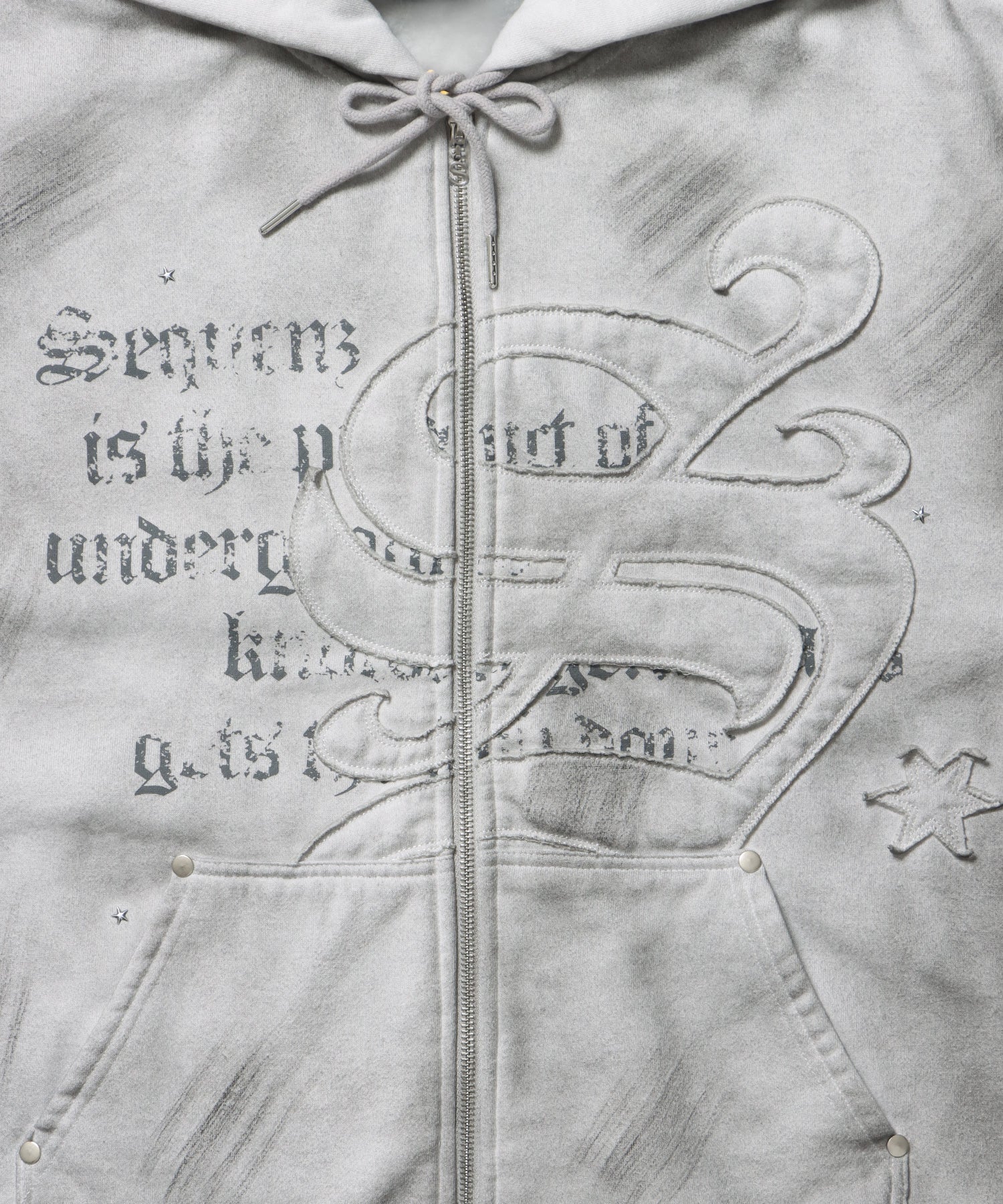 SQNZ ZIP P/K / ジップパーカー 裏起毛 フーディ スタッズ 加工 ワッペン プリント ライトグレー